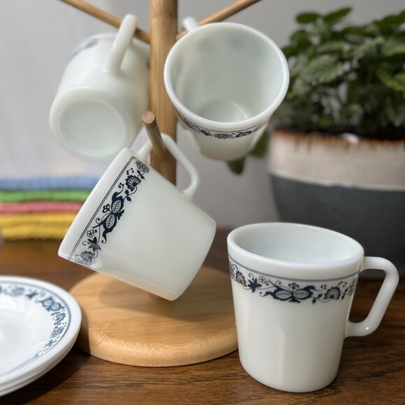 4 Pyrex Milk Glass Vintage Old Town Blue Onion 1410 Coffee Tea Cup Mugs Lot of 4 - Picture 2 of 13